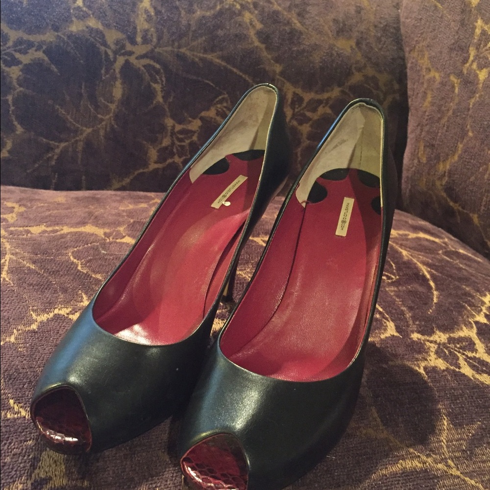Black pumps peep toes
